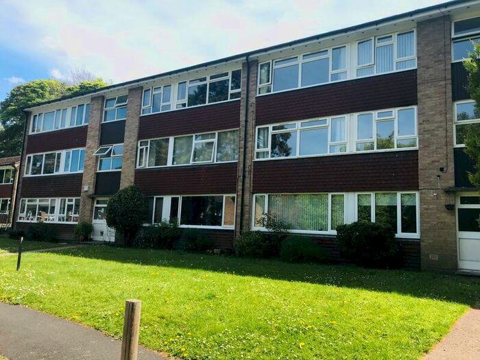 2 Bedroom Flat To Rent In Caterham Valley, CR3