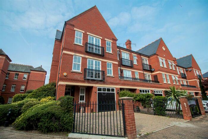 4 Bedroom Town House To Rent In Charming Townhouse, Repton Park, IG8