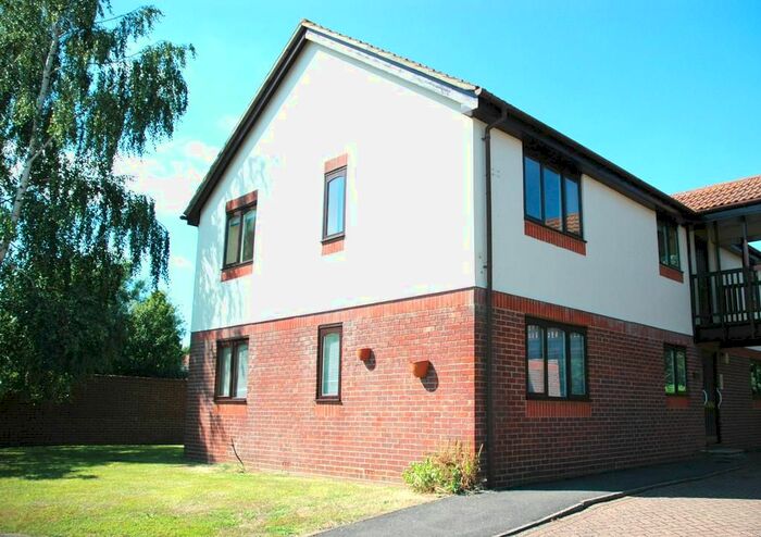 2 Bedroom Flat To Rent In Sandringham Road, Petersfield, Hampshire, GU32