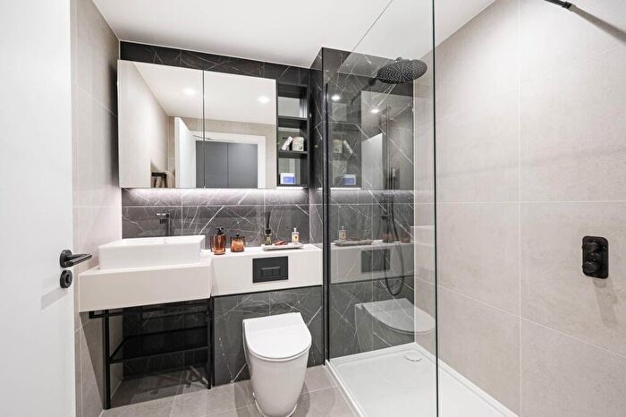 3 Bedroom Flat For Sale In Woodberry Down, Finsbury Park, N4