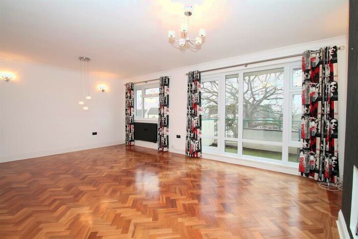 2 Bedroom Flat To Rent In Hertford Court, Green Lanes, London, N13