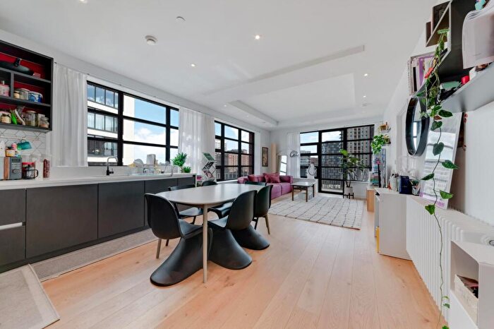 2 Bedroom Apartment For Sale In Defoe House, City Island Way, London, E14