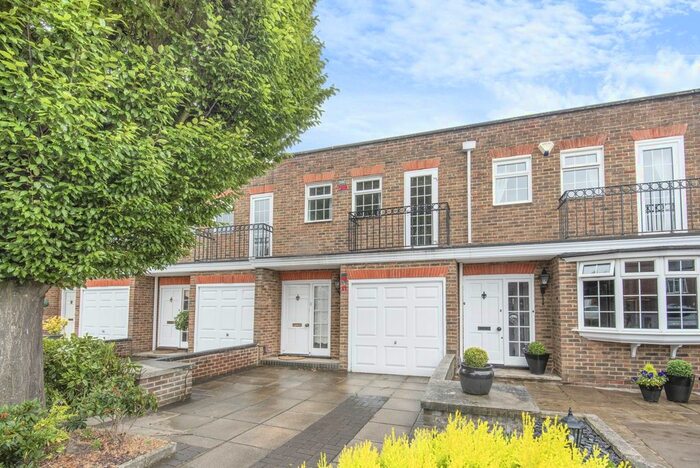 3 Bedroom Semi-Detached House To Rent In Regency Way, Bexleyheath, DA6