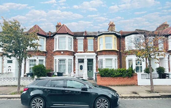 2 Bedroom Flat To Rent In Leasowes Road, London, E10