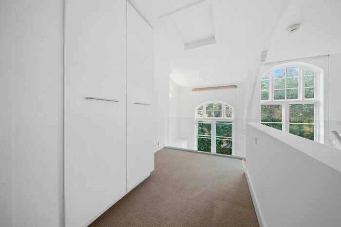 1 Bedroom Flat To Rent In Kingsway Place, Clerkenwell, EC1R