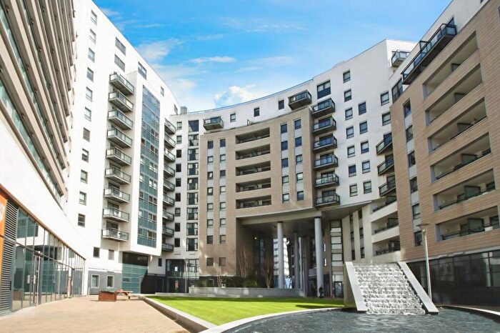 2 Bedroom Flat To Rent In Gateway North, Crown Point Road, Leeds, West Yorkshire, LS9