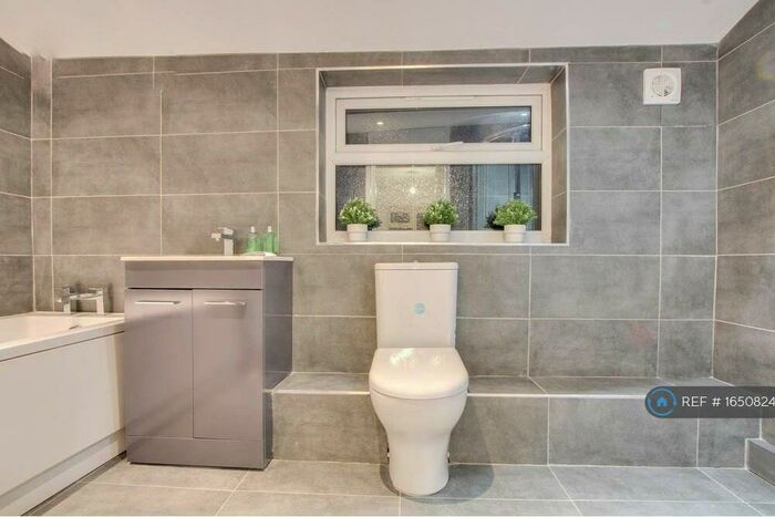 5 Bedroom End Of Terrace House To Rent In Chevers Pawen, Basildon, SS13