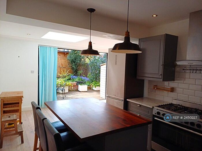 3 Bedroom Flat To Rent In Brent, London, NW10