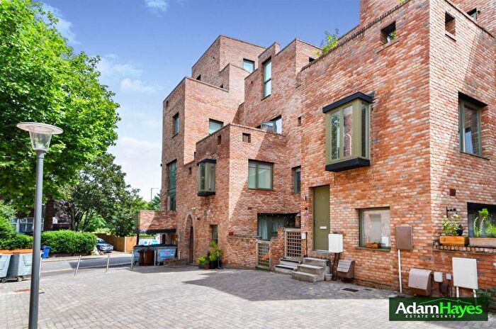 2 Bedroom Apartment For Sale In Edgewood Mews, Finchley, N3