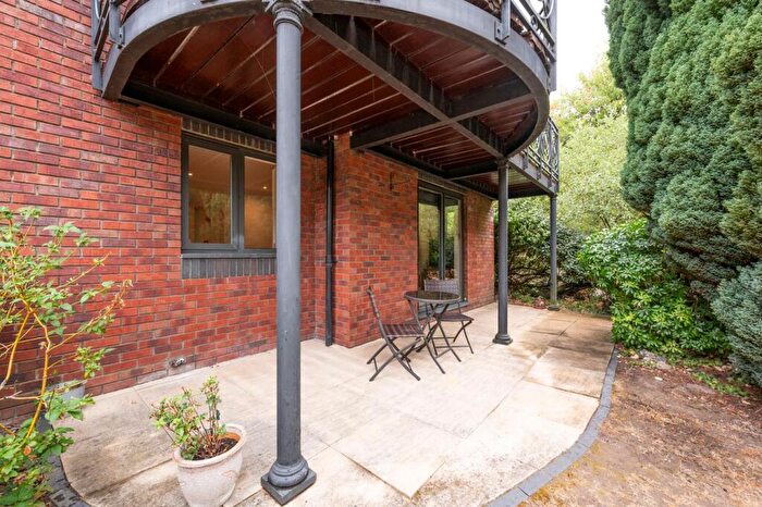 2 Bedroom Apartment For Sale In Woburn Hill, Addlestone, KT15