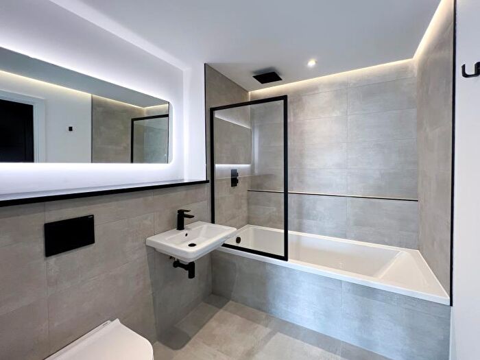 2 Bedroom Apartment To Rent In . :: One Silk Street, M4