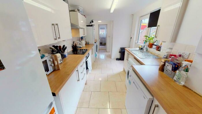 3 Bedroom Terraced House To Rent In South Parade - Student House For /, LN1
