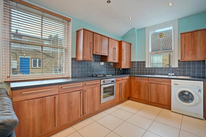 3 Bedroom Flat To Rent In Thorpebank Road, Shepherds Bush, London, W12