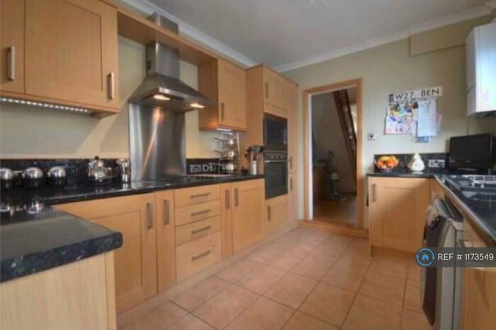 3 Bedroom Semi-Detached House To Rent In Barnfield Road, Belvedere, DA17