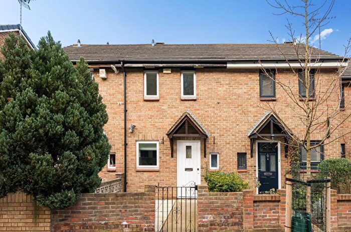 2 Bedroom Property To Rent In Cooks Road, London, SE17