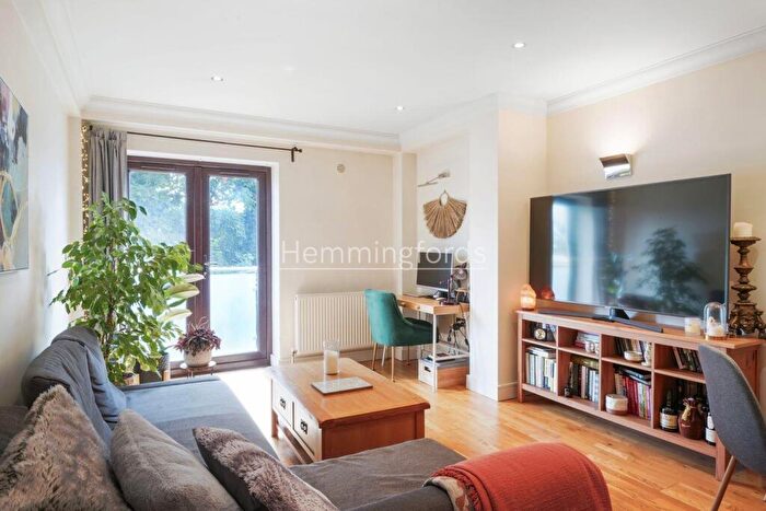 1 Bedroom Apartment To Rent In Maple Leaf Court, Palmers Green, N13