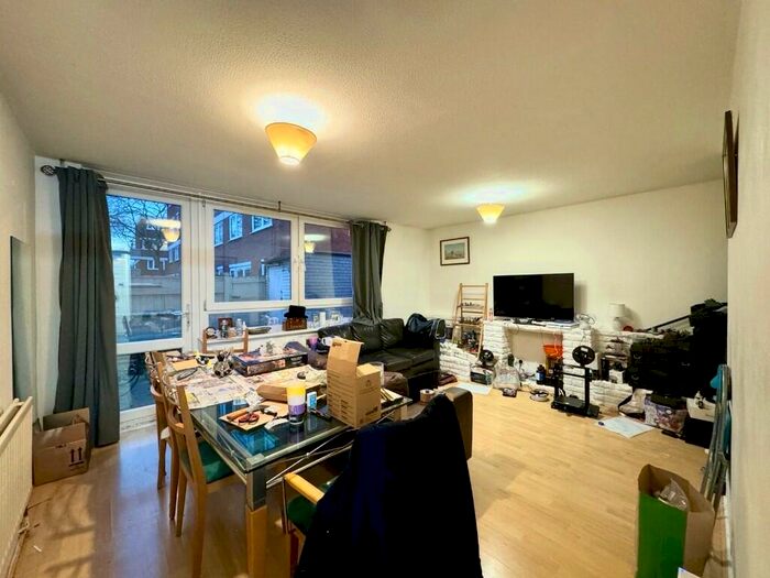 3 Bedroom Semi-Detached House To Rent In Battersea Bridge Road, London, SW11