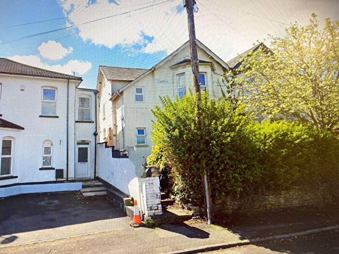 2 Bedroom Flat To Rent In Very Large Flat With Garden. Clyffard Crescent, Newport, NP20