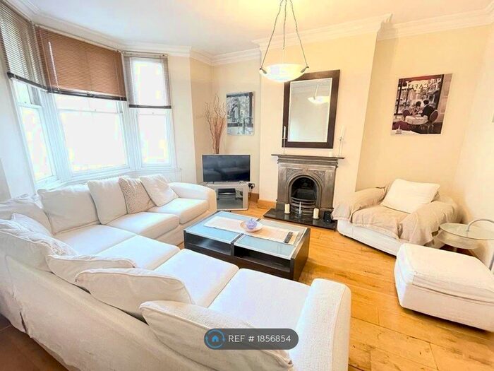 2 Bedroom Flat To Rent In Clarendon Avenue, Leamington Spa, CV32