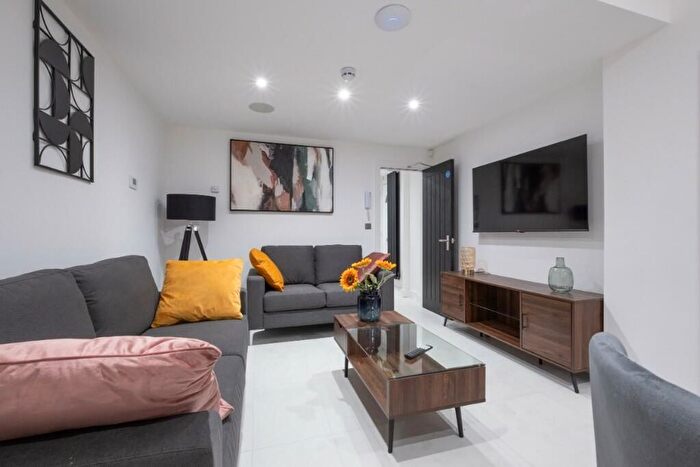 5 Bedroom Semi-Detached House To Rent In Whitehall Grove, Lincoln, LN1