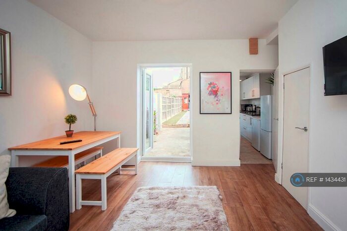 5 Bedroom Terraced House To Rent In Wellington Street, Gloucestershire, GL1