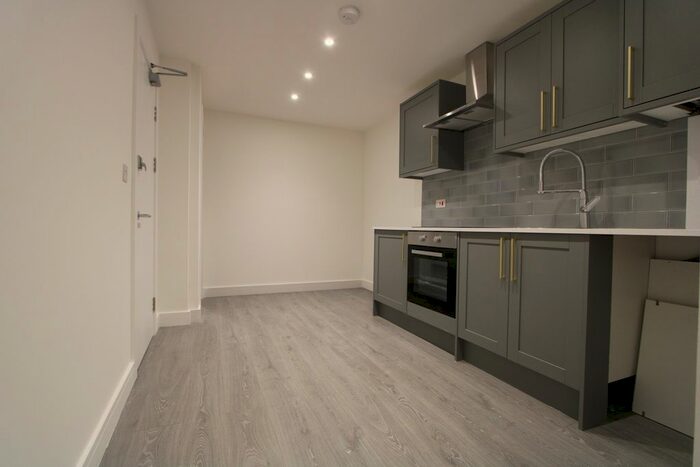 2 Bedroom Flat To Rent In Parkgate Road, Battersea, SW11