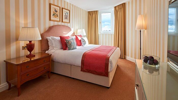 2 Bedroom Flat To Rent In Cheval Thorney Court, Kensington, London, W8