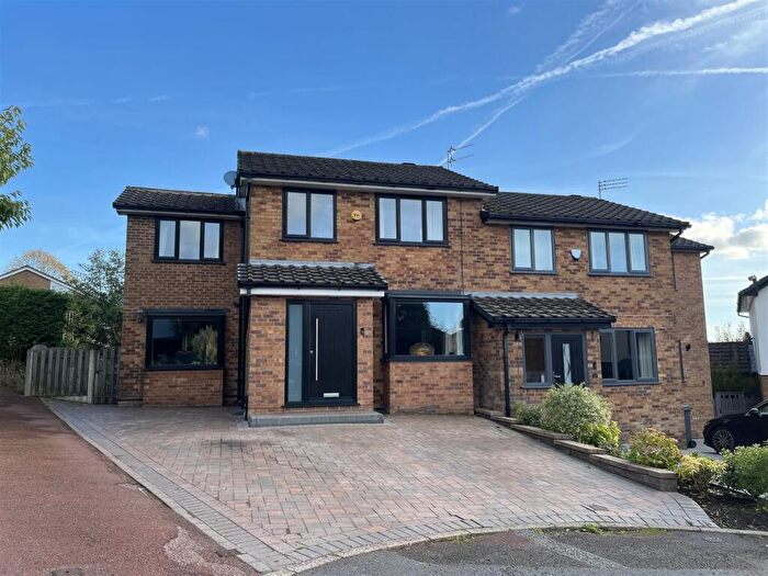4 Bedroom Semi-Detached House For Sale In Oakcroft, Stalybridge, SK15