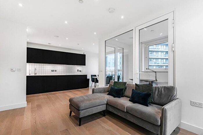 2 Bedroom Apartment To Rent In Poplar High Street, London, E14