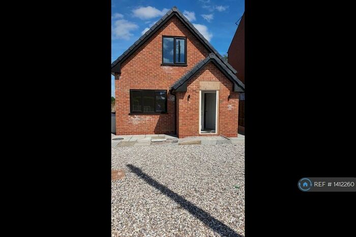 3 Bedroom Bungalow To Rent In Thornley Lane South, Tameside, SK5