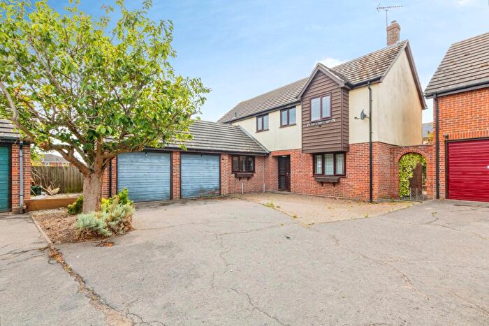 5 Bedroom Detached House For Sale In Bullfinch Close, Colchester, CO4