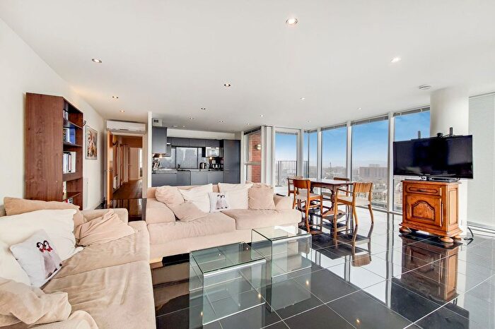 2 Bedroom Flat To Rent In Western Gateway, Coral Apartments, E16