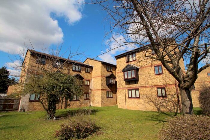 Flat To Rent In Blacksmith Close Chadwell Heath, RM6