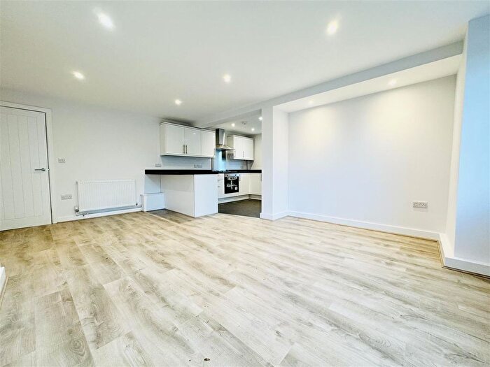 2 Bedroom Flat To Rent In Warwick Court, Solihull, B91