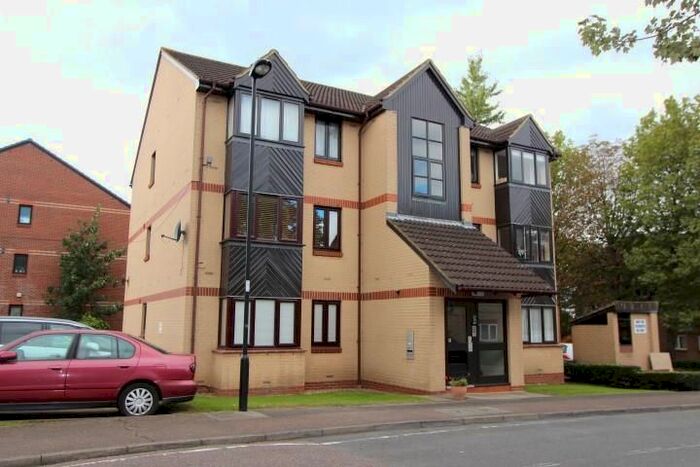 2 Bedroom Flat To Rent In St. Pauls Rise, Palmers Green, London, N13