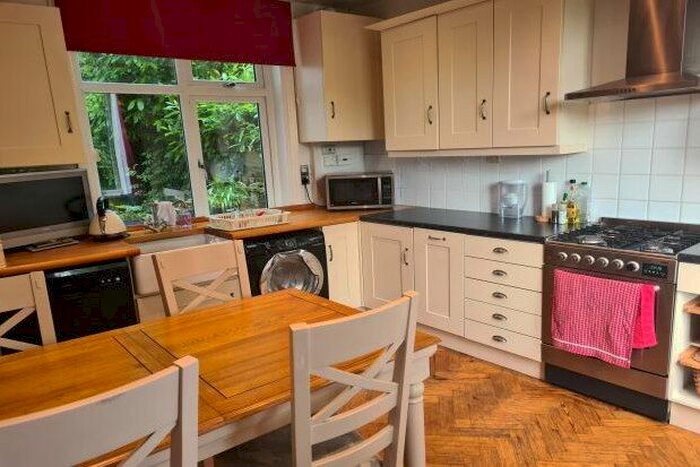 2 Bedroom Flat To Rent In Russell Hill, Purley, CR8