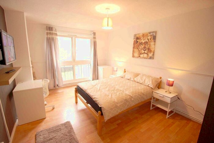 3 Bedroom Flat To Rent In Brabner House, Wellington Row, London, E2