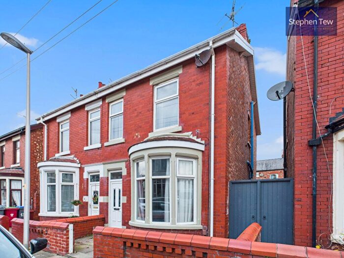 3 Bedroom Semi Detached House For Sale In Lindsay Avenue, Blackpool, FY3