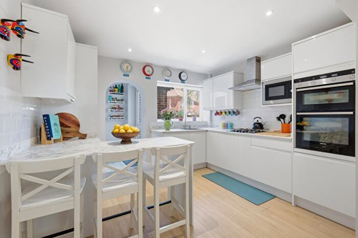 3 Bedroom Maisonette For Sale In Springfield Gardens, Woodford Green, Redbridge, IG8