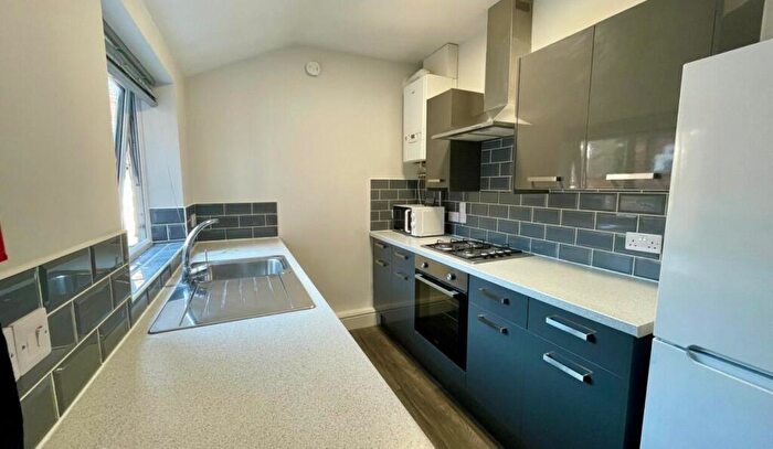 2 Bedroom Terraced House To Rent In Eastfield St // Bed +Study // June, LN2