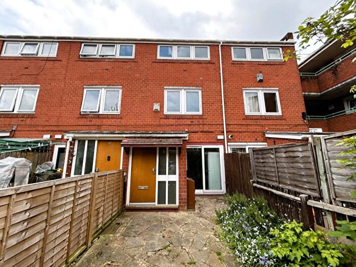 3 Bedroom Maisonette To Rent In Hooks Close, Peckham, London, SE15