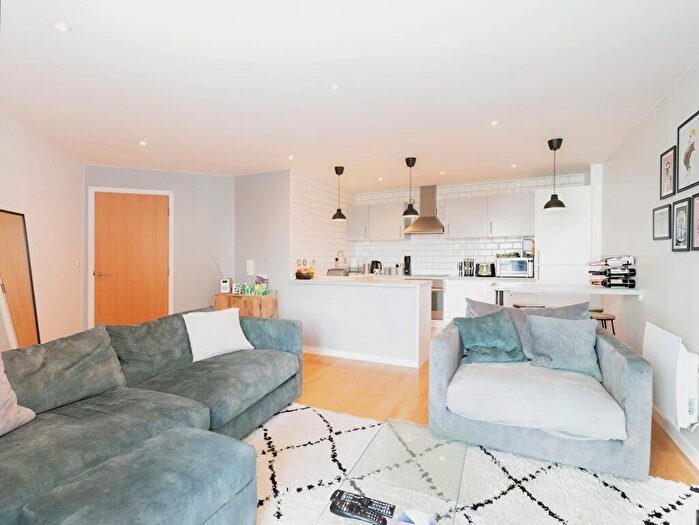 2 Bedroom Flat To Rent In Gateway South, Marsh Lane, Leeds, LS9