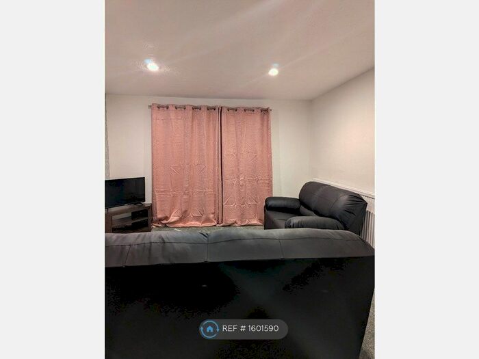 2 Bedroom Flat To Rent In St. Lukes Crescent, Leeds, LS11