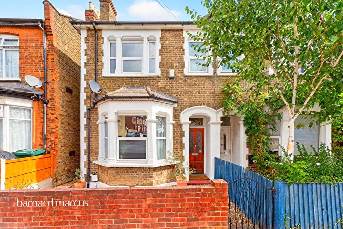 3 Bedroom Semi-Detached House For Sale In Oakleigh Road North, London, N20
