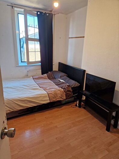 4 Bedroom Flat To Rent In Bow Road, London, E3