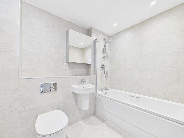 1 Bedroom Flat To Rent In Bucklersbury, Hitchin, SG5