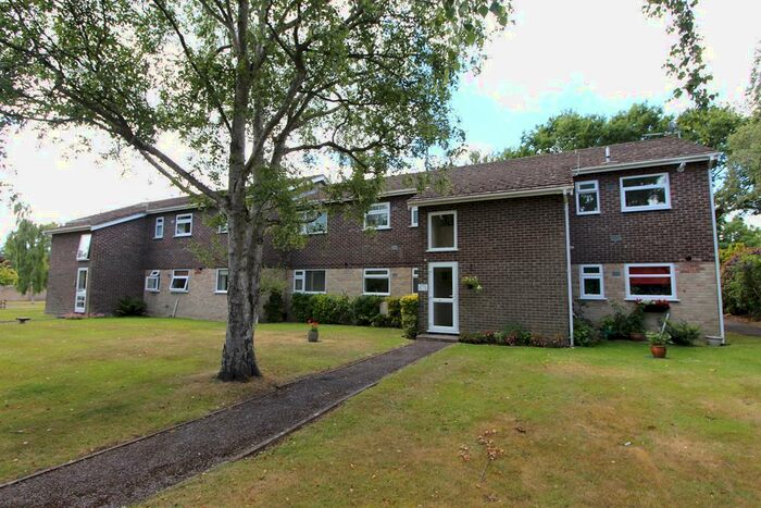 2 Bedroom Flat To Rent In Rowan Close, Highcliffe, Christchurch, BH23