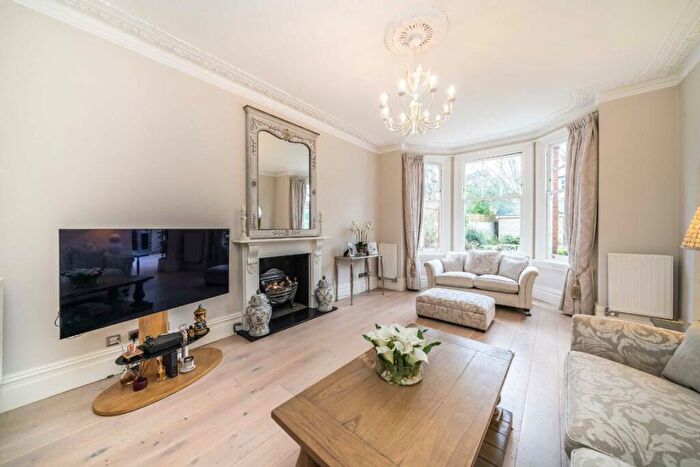 2 Bedroom Flat For Sale In Parklands, Surbiton, KT5