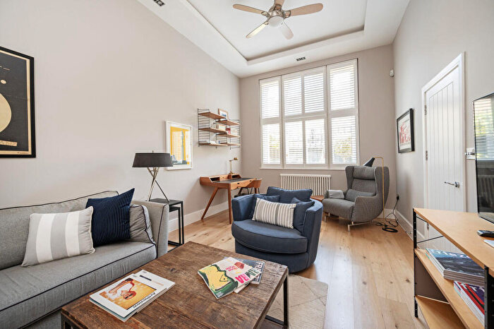 2 Bedroom Flat For Sale In Edwards Passage, Stepney, London, E1