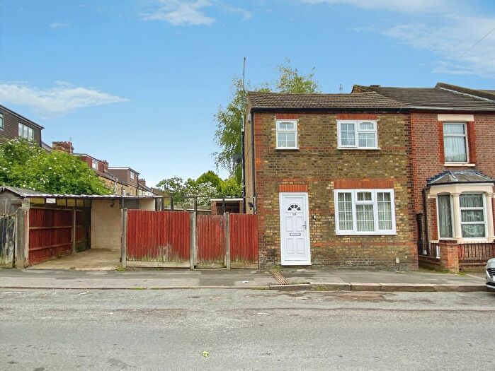 1 Bedroom Detached House For Sale In Benskin Road, Watford, Hertfordshire, WD18
